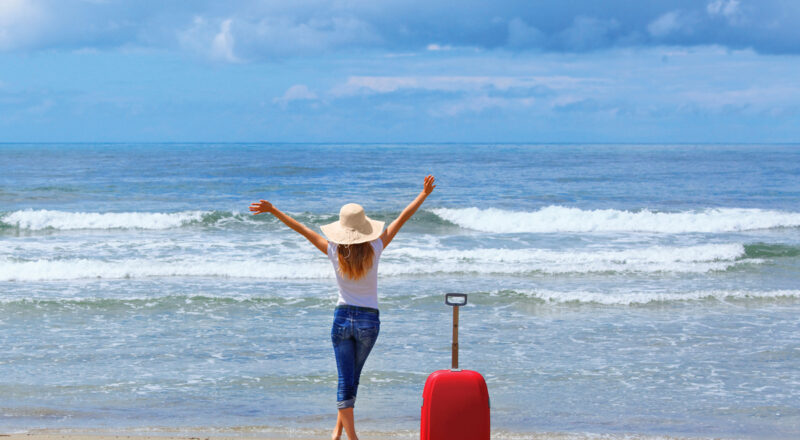 red-bag-girl-traveling-beach